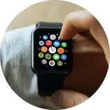 Una mano eligiendo una aplicación en smartwatch